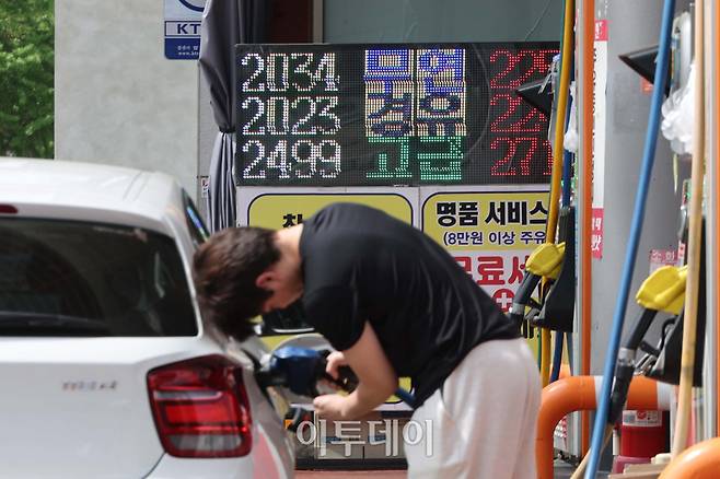 전국 평균 휘발유 가격이 리터당 2000원을 넘어선 가운데 19일 서울의 한 주유소에 유가 정보가 표시돼 있다. 한국석유공사 유가정보시스템 오피넷에 따르면 이날 오전 9시 기준 휘발유 전국 평균 가격은 전날 대비 0.42원 상승한 리터당 2001.93월, 경유 평균 가격은 전날 대비 0.35원 상승한 리터당 1995.62원을 기록했다. 김예연 인턴기자 kimye@