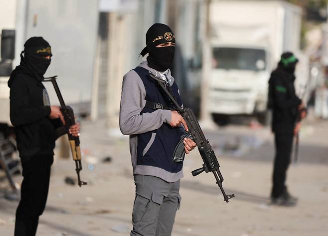 지난달 20일(현지시간) 가자지구에서 팔레스타인 무장정파 하마스 대원들이 무장을 한 채 거리에 서 있다.(로이터연합뉴스)