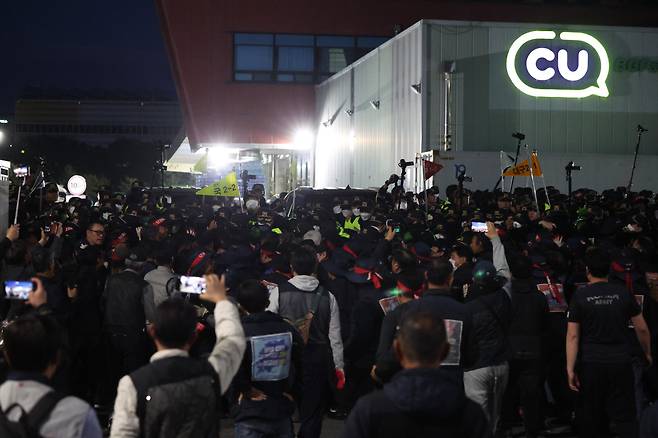 20일 오후 경남 진주시 정촌면 BGF로지스 진주센터에서 화물연대 관계자가 센터 입구로 진입하려는 과정에서 경찰과 대치하고 있다. 이날 센터 입구에서 집회 중 2.5t 화물차가 집회 참가자와 부딪치는 사고가 발생해 1명이 숨지고, 2명(중상·경상 각 1명)이 다쳤다.(연합뉴스)