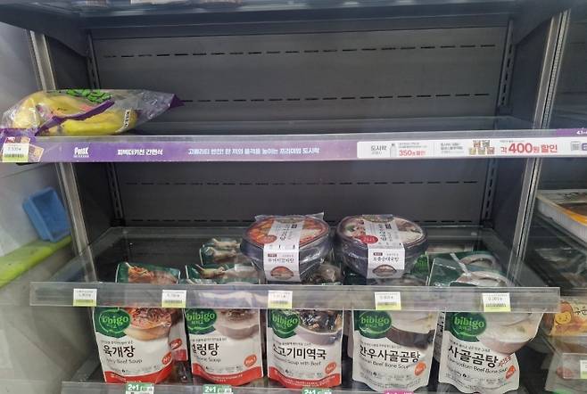 서울 영등포구의 한 CU매장 냉장 매대가 비어있다. 한 칸은 실온 보관 가능한 제품으로 채워져있다. 사진=조효정 기자