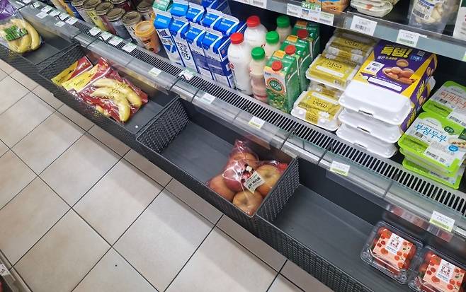 서울 구로구의 한 CU 매장 곳곳 매대가 비어 있었다. 사진=조효정 기자