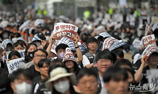삼성전자 노동조합 공동투쟁본부 조합원들이 23일 오후 경기 평택시 삼성전자 평택캠퍼스 앞에서 4.23 투쟁 결의대회를 진행하고 있다. 사진=이수길 기자
