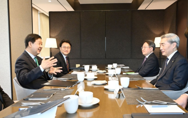구윤철 부총리 겸 재정경제부 장관이 23일 서울 중구 은행연합회에서 신현송 신임 한국은행 총재와 대화를 나누고 있다./사진=재경부 제공