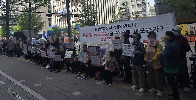 ▲서울시청 인근 서소문2청사 앞에서 열린 용답동 재개발 반대 집회에서 주민들이 피켓과 현수막을 들고 생존권 보장을 촉구하고 있다. 사진=장혜원 기자
