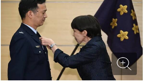 21일 내각총리대신 특별상을 받은&nbsp; 자위대 부대의 대표를 표창하는 다카이치 사나에 총리. 마이니치신문 4월 21일&nbsp;