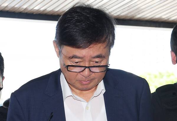 중대재해처벌법 위반 혐의 등으로 구속영장이 청구된 박순관 아리셀 대표가 2024년 8월 28일 수원지방법원에서 열린 구속 전 피의자 심문(영장실질심사)을 마친 후 대기 장소인 경기도 수원남부경찰서 유치장으로 들어가고 있다. 2024년 6월 24일 경기도 화성시 일차전지 업체 아리셀 공장에서 불이 나 23명이 숨지고 8명이 다쳤다. 연합뉴스 자료사진