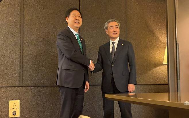 신현송 한국은행 총재(오른쪽)가 23일 서울 중구 은행연합회 16층에서 구윤철 경제부총리 겸 재정경제부 장관(왼쪽)을 만나 인사를 나누고 있다./사진=김정후 기자 kjh2715c@