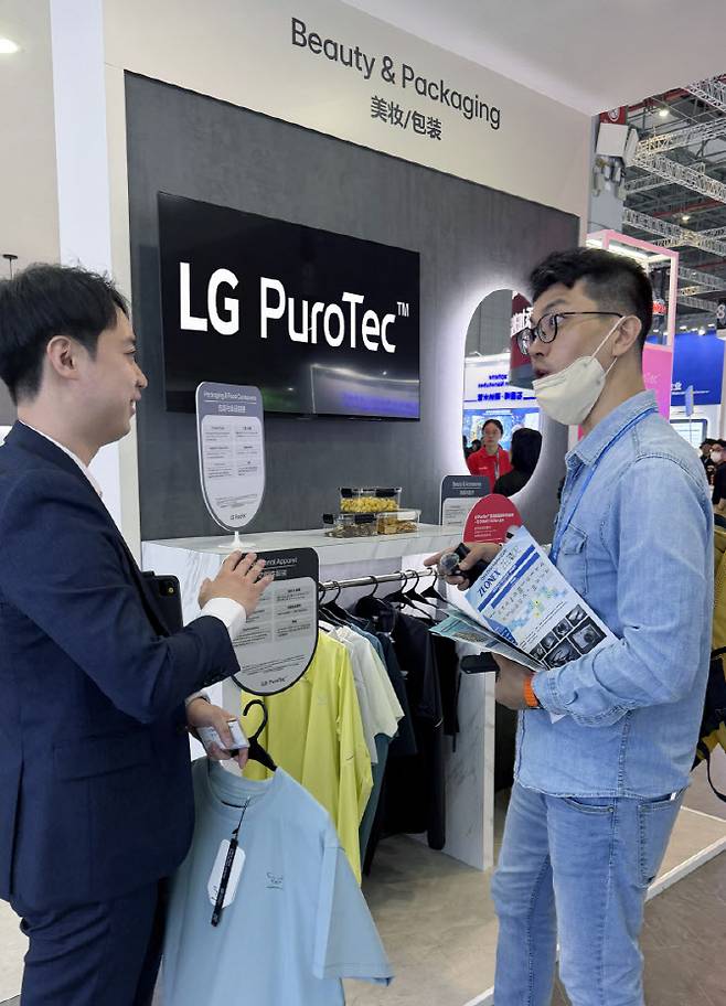 LG전자가 지난 21일부터 중국 상하이에서 열리고 있는 세계 3대 산업 소재 전시회 '차이나플라스'에 참가해 역대 최대 크기의 부스를 조성하고, 항균 기능성 신소재 퓨로텍의 효용성을 다양한 산업군의 B2B 고객에게 소개했다. (사진=LG전자)