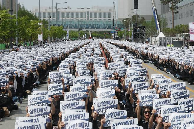 23일 경기도 평택시 삼성전자 평택캠퍼스 앞에서 열린 삼성전자 노동조합 공동투쟁본부의 투쟁 결의대회에서 조합원들이 구호를 외치고 있다. (사진=연합뉴스)