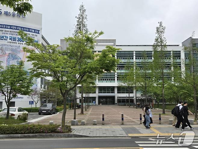 22일 경남 창원 소재 창원대학교에서 학생들이 지나가고 있다. 26.04.22 ⓒ 뉴스1 손승환 기자