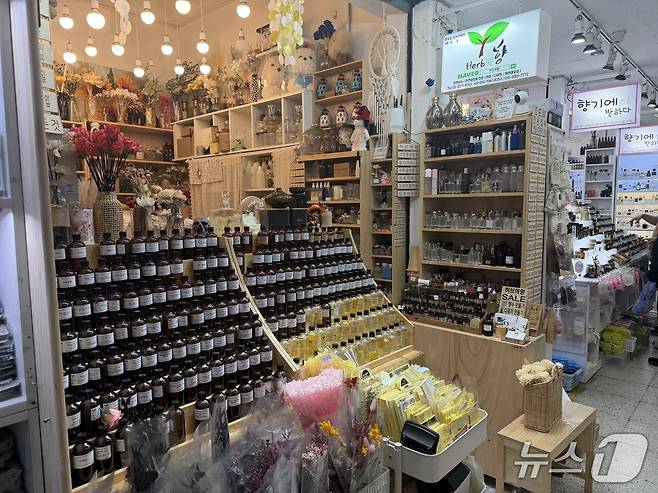 방산시장 내 상점에 향료들이 진열돼 있다. ⓒ 뉴스1 신민경 기자