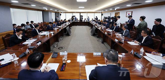 16일 서울 중구 은행회관에서 제5차 생산적금융 대전환 회의가 열리고 있다. 2026.4.16 ⓒ 뉴스1 김진환 기자