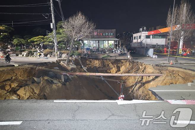 지난 3월 24일 오후 서울 강동구 인근 사거리에서 싱크홀(땅 꺼짐) 사고가 발생해 현장이 통제되고 있다. 2025.3.24 ⓒ 뉴스1 이승배 기자