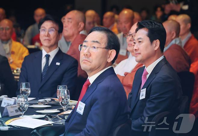 김민석 국무총리와 장동혁 국민의힘 대표, 주호영 국회부의장이 20일 오후 서울 중구 신라호텔에서 열린 ‘불기2570년 부처님오신날맞이 대한민국불교도 봉축대법회’에 참석하고 있다. (공동취재) 2026.4.20 ⓒ 뉴스1 김진환 기자