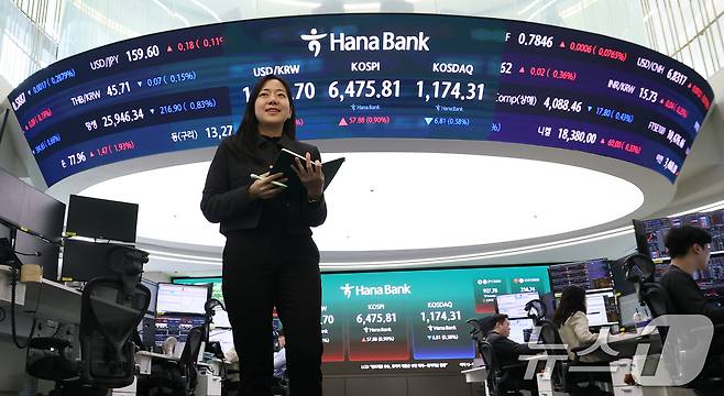 코스피가 종가 기준 사상 최고치를 경신한 23일 오후 서울 중구 하나은행 딜링룸 전광판에 코스피 종가가 표시되고 있다. 이날 코스피는 전 거래일 대비 57.88포인트(0.90%) 상승한 6475.81, 코스닥은 6.81포인트(0.58%) 하락한 1174.31로 장을 마쳤다. 2026.4.23 ⓒ 뉴스1 오대일 기자