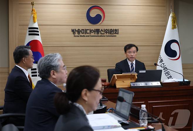 김종철 방송미디어통신위원장이 10일 오전 경기도 과천시 정부과천청사 방송미디어통신위원회에서 열린 제1차 위원회 회의에서 발언하고 있다. 2026.4.10 ⓒ 뉴스1 이광호 기자