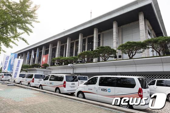지서울 여의도 KBS본관 앞에 KBS차량이 주차돼 있다. ⓒ 뉴스1 유승관 기자