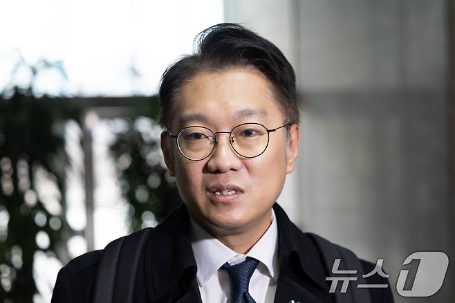 김남준 전 청와대 대변인이 24일 서울 여의도 국회에서 정청래 더불어민주당 대표와 면담을 마치고 취재진의 질문에 답하고 있다. 2026.2.24/뉴스1