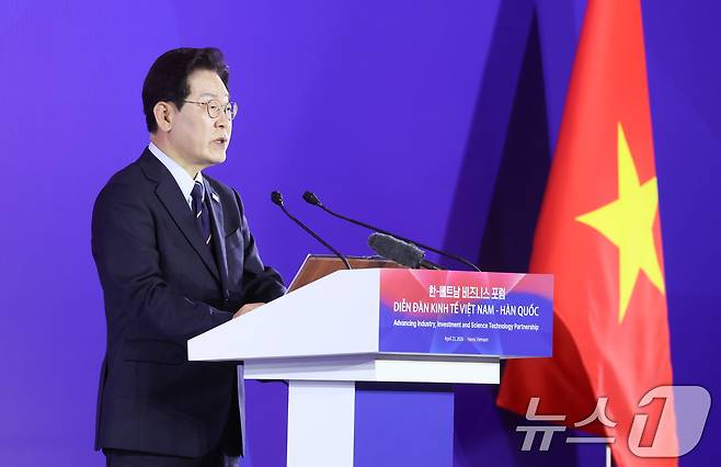 베트남을 국빈 방문 중인 이재명 대통령이 23일(현지시간) 하노이의 한 호텔에서 열린 한-베트남 비즈니스 포럼에서 발언하고 있다. 2026.4.23 ⓒ 뉴스1 이재명 기자