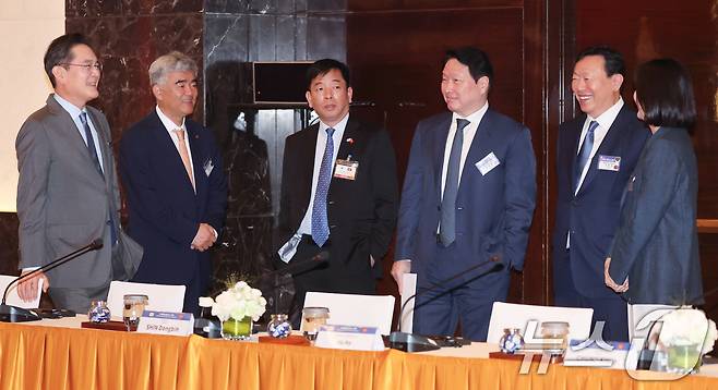 이재용 삼성전자 회장, 정원주 대우건설 회장, 최태원 SK그룹(대한상공회의소) 회장, 신동빈 롯데그룹 회장이 23일(현지시간) 하노이의 한 호텔에서 열린 한-베트남 기업인 사전 간담회에서 베트남 기업인과 대화하고 있다. 2026.4.23 ⓒ 뉴스1 이재명 기자