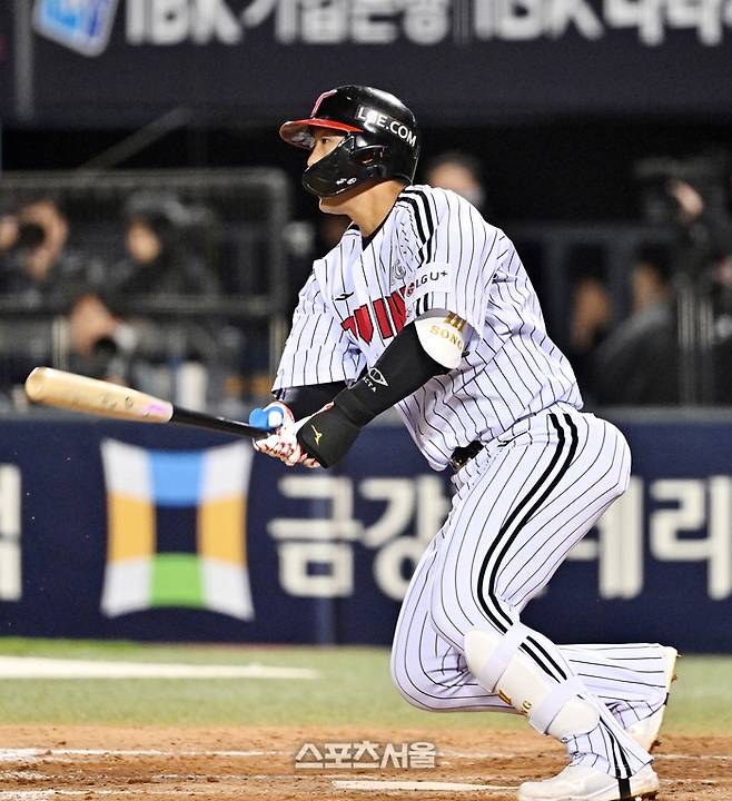 LG 송찬의가 21일 잠실구장에서 열린 2026 KBO리그 한화와 경기 4회말 1사 2-3루 상황에서 한화 선발 문동주를 상대로 2타점 적시타를 치고 있다. 잠실 | 박진업 기자 upandup@sportsseoul.com