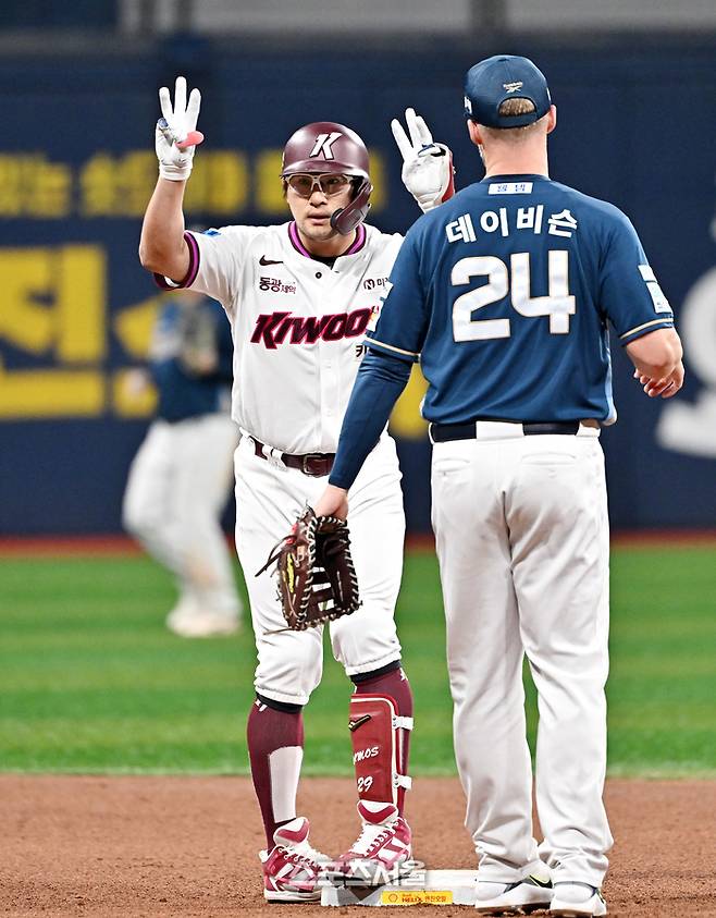 키움 임지열이 22일 서울 고척스카이돔에서 열린 2026 KBO리그 NC전에서 5회말 무사 NC 선발 신민혁을 상대로 2루타를 치고 세리머니를 하고 있다. 고척 | 박진업 기자 upandup@sportsseoul.com