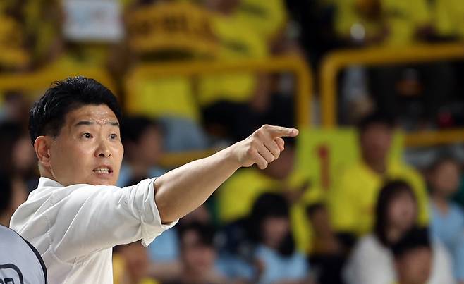 23일 경남 창원체육관에서 열린 KBL 2025-2026 LG전자 프로농구 4강 플레이오프(PO) 1차전 창원 LG 세이커스와 고양 소노 스카이거너스 경기. LG 조상현 감독이 손짓하고 있다. 사진 | 창원=연합뉴스