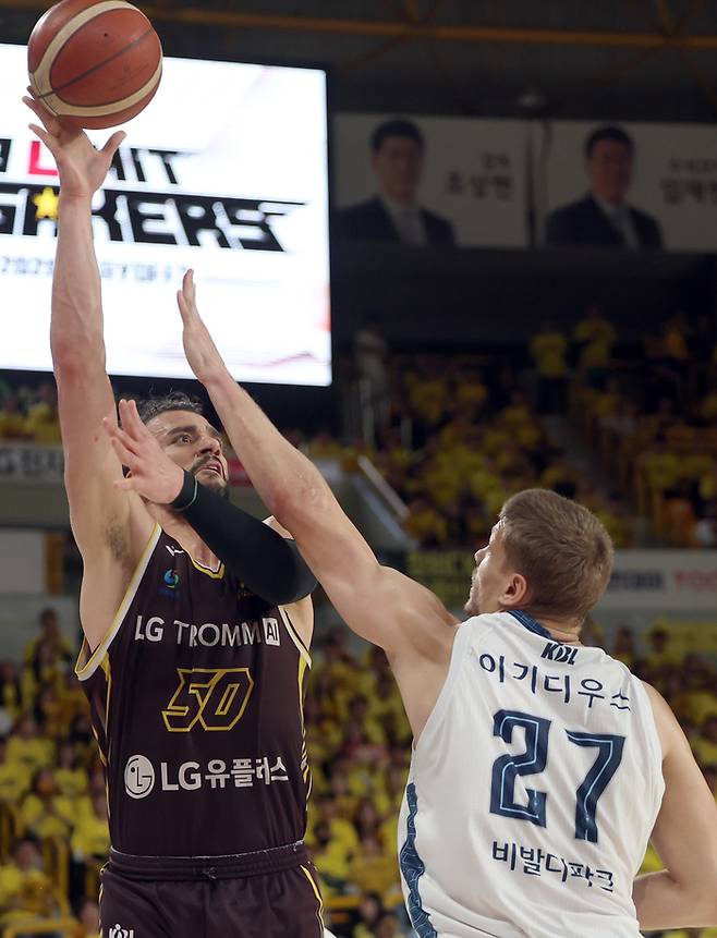 3일 경남 창원체육관에서 열린 KBL 2025-2026 LG전자 프로농구 4강 플레이오프(PO) 1차전 창원 LG 세이커스와 고양 소노 스카이거너스 경기. LG 아셈 마레이가 슛하고 있다. 사진 | 창원=연합뉴스