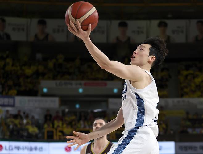 23일 경남 창원체육관에서 열린 KBL 2025-2026 LG전자 프로농구 4강 플레이오프(PO) 1차전 창원 LG 세이커스와 고양 소노 스카이거너스 경기. 소노 이재도가 슛하고 있다. 사진 | 창원=연합뉴스