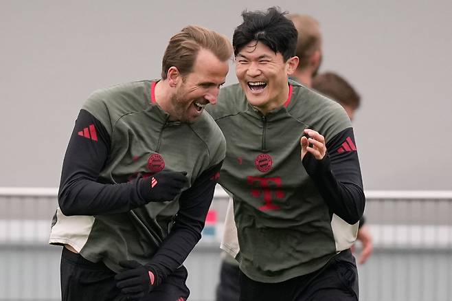 Bayern's Kim Min-jae and Bayern's Harry Kane having fun during a training session ahead of the Champions League quarterfinal second leg soccer match between Bayern Munich and Real Madrid in Munich, Germany, Tuesday, April 14, 2026. (AP Photo/Matthias Schrader)







<저작권자(c) 연합뉴스, 무단 전재-재배포, AI 학습 및 활용 금지>