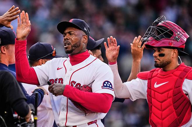 Boston Red Sox pitcher Aroldis Chapman, left, and catcher Carlos Narvaez, right, celebrate after a win over the San Diego Padres in a home-opener baseball game at Fenway Park, Friday, April 3, 2026, in Boston. (AP Photo/Charles Krupa)







<저작권자(c) 연합뉴스, 무단 전재-재배포, AI 학습 및 활용 금지>