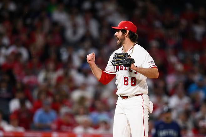 Apr 3, 2026; Anaheim, California, USA; Los Angeles Angels pitcher Jordan Romano (68) gestures during the ninth inning against the Seattle Mariners at Angel Stadium. Mandatory Credit: William Liang-Imagn Images







<저작권자(c) 연합뉴스, 무단 전재-재배포, AI 학습 및 활용 금지>