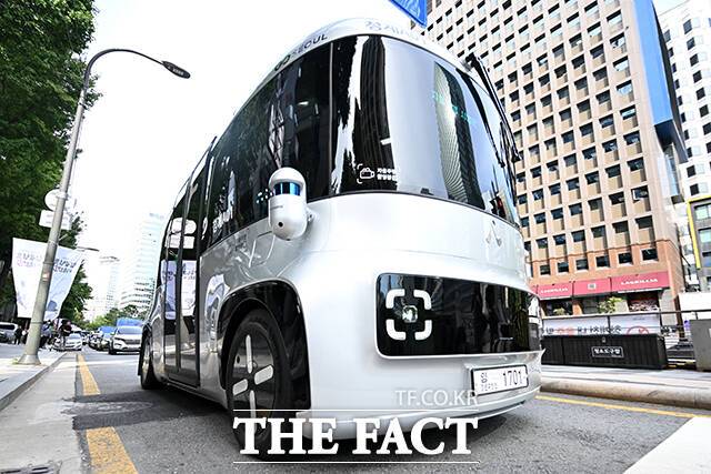 운전석 없는 자율주행셔틀 '청계A01'이 서울 종로구 청계천 일대에서 운행하고 있다. /서예원 기자
