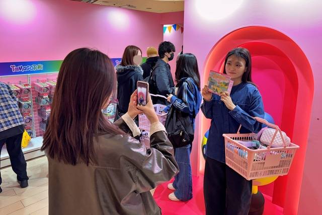 서울 송파구에 위치한 잠실 롯데월드몰 1층에서 진행하는 '반다이남코 팬시 페스타'에서 고객이 기념 사진을 촬영하고 있다. /롯데백화점