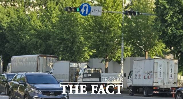 인천시 연수구 옛 송도유원지 인근 도로에 번호판을 뗀 화물차들이 줄지어 방치되는 등 생활안전을 위협하고 있다. /김형수 선임기자