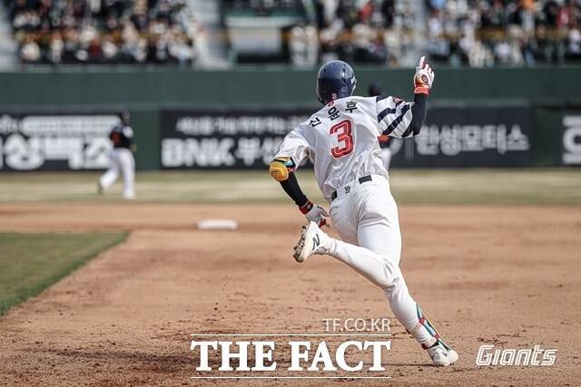 롯데 자이언츠 신윤후는 입단 8년 차의 중견 선수이다. 빠른 발을 자랑하지만 대부분의 선수 생활을 2군에서 보냈다. /롯데 자이언츠