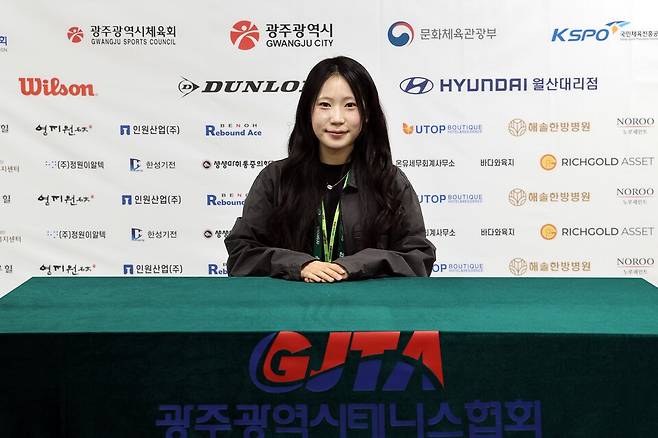 인터뷰실에서 선수처럼 사진도 찍어본 손현지 기자