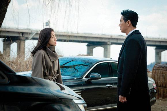 극중 방태섭은 자신과 이해관계가 맞는 톱스타 추상아(하지원)와 전략적으로 결혼한다.