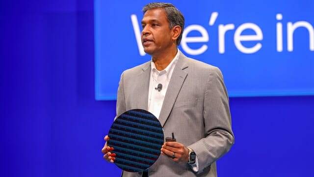 인텔 14A 웨이퍼 시제품을 소개하는 나가 찬드라세카란 인텔 파운드리 COO. (사진=인텔 파운드리)