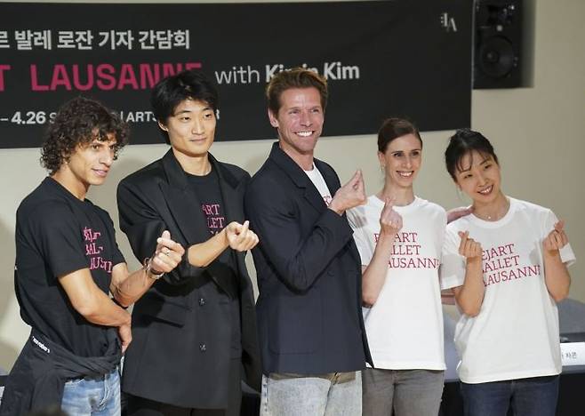 베자르 발레단의 무용수 오스카 에두아르도 차콘, 김기민, 줄리앙 파브로 예술감독, 무용수 솔렌 뷔렐과 이민경(왼쪽부터)이 22일 GS아트센터에서 기자간담회를 마친 뒤 기념사진을 찍고 있다. 인아츠프로덕션