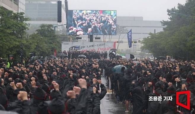 삼성전자 최대 노조인 전국삼성전자노동조합이 사흘간 총파업을 선언한 2024년 7월8일 경기도 화성 삼성전자화성사업장 정문앞에서 열린 총파업결의대회에서 노조원들이 구호를 외치고 있다. 사진=조용준 기자 jun21@