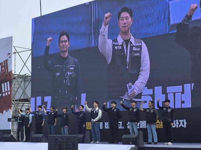 23일 경기도 평택시 삼성전자 평택캠퍼스 앞에서 열린 삼성전자 노동조합 공동투쟁본부 투쟁 결의대회에서 노조 집행부 위원들이 구호를 외치고 있다. 김진영 기자