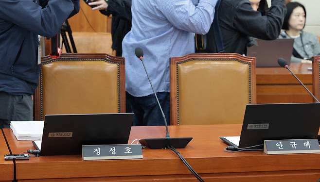 지난 15일 서울 여의도 국회 재정경제기획위원회에서 열린 신현송 한국은행 총재 후보자의 인사청문회에서 정성호 법무부 장관, 안규백 국방부 장관의 자리가 비어 있다. /남강호 기자