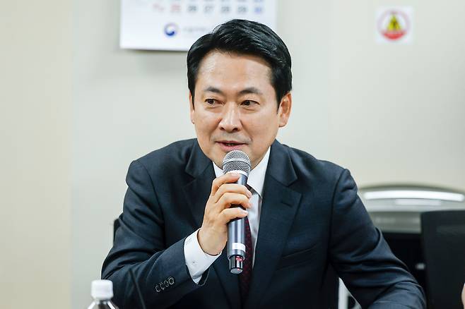 장동혁 국민의힘 대표가 21일 서울 영등포구 한국노총 서울지역본부 회의실에서 열린 국민의힘-한국노총 서울지역본부 간담회에서 인사말을 하고 있다. /남강호 기자