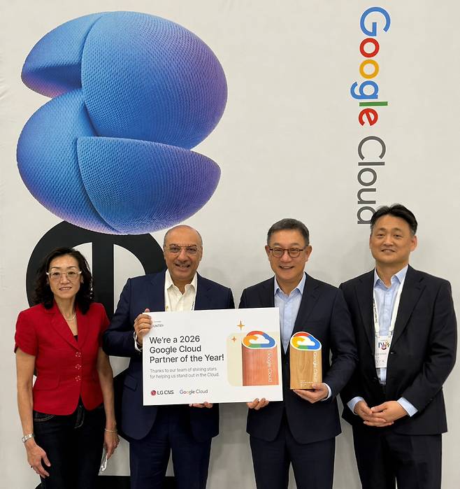 LG CNS CEO 현신균 사장(왼쪽에서 3번째)과 AI클라우드사업부장 김태훈 부사장(왼쪽에서 네번째)이 '구글 클라우드 파트너 어워즈 2026' 현장에서 루스 선(Ruth Sun) 구글 클라우드 코리아 사장(왼쪽에서 첫번째), 카란 바즈와(Karan Bajwa) 구글 클라우드 아시아·태평양 지역 총괄과 기념 사진을 촬영하고 있는 모습. /LG CNS