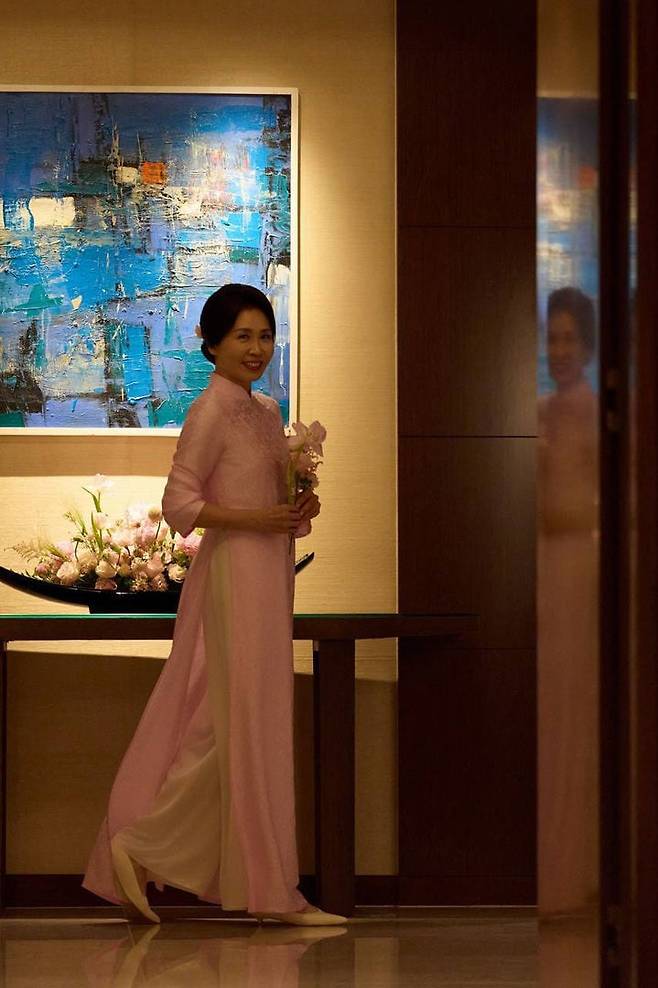 베트남 전통의상 아오자이 선물 받은 김혜경 여사
