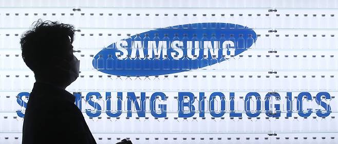 삼성바이오로직스 로고 앞을 한 남성이 지나가고 있다./뉴스1