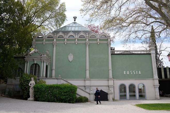 19일 이탈리아 베니스 비엔날레 러시아관 옆을 민간경비요원이 걷고 있다. /연합뉴스