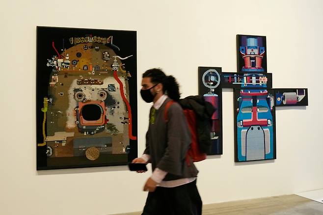 2022년 베니스 비엔날레 본전시에서 러시아 예술가 제냐 마흐네바의 설치 작품 옆을 한 남자가 걷고 있다. /연합뉴스