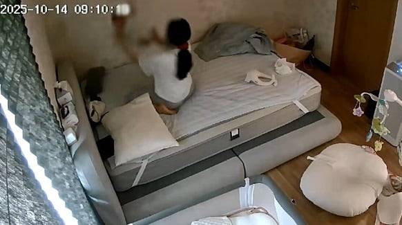친모 A 씨가 생후 4개월된 해든이(가명)를 들어 내려치는 모습. /광주지검 순천지청 제공